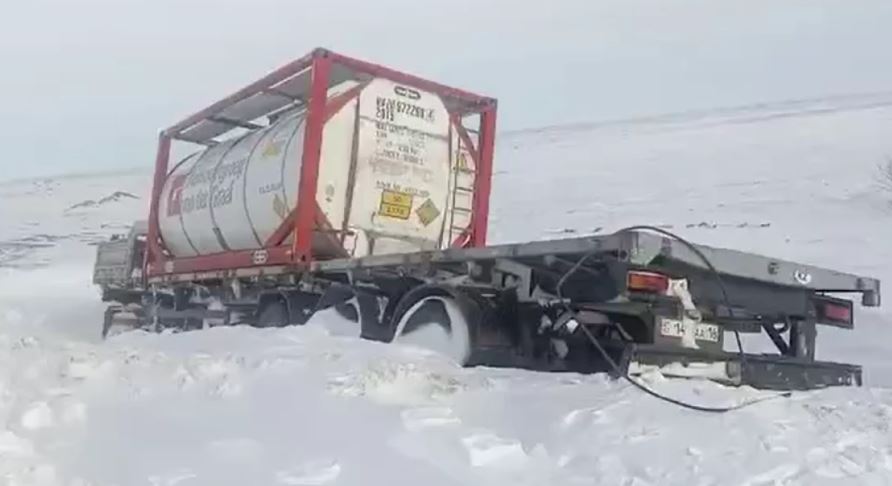 В ВКО на трассе четвертые сутки стоит застрявший в снегу большегруз