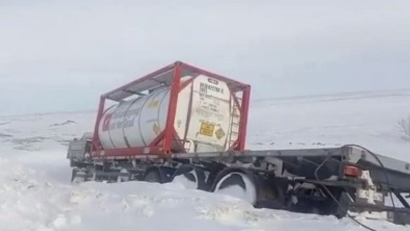 Водитель шестые сутки живет рядом со съехавшей в кювет фурой в ВКО