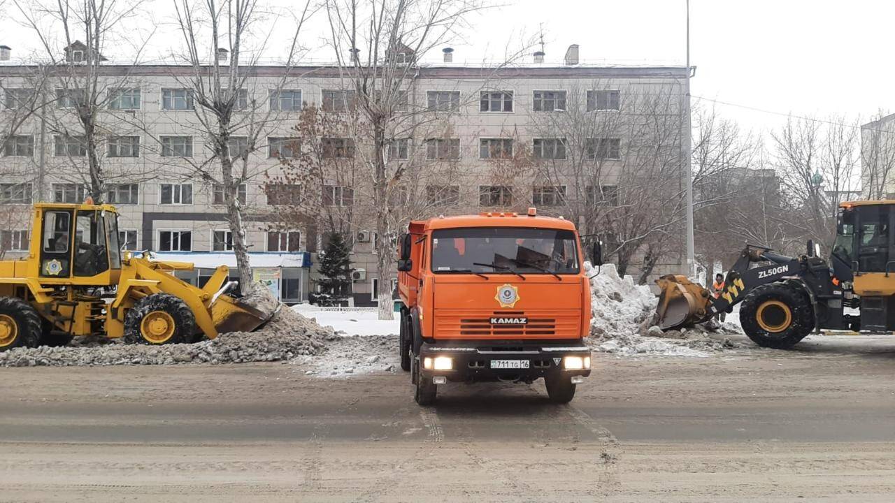 В Семее коммунальщики не справляются с уборкой снега