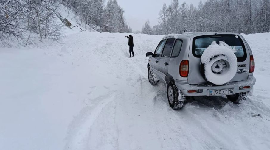 На постах закрытых казахстанских трасс из-за непогоды скопилось более 140 единиц техники