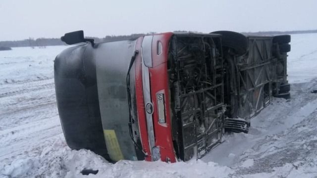 На трассе Караганда – Новосибирск опрокинулся автобус 