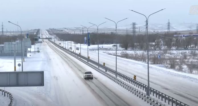 Трасса Алматы - Конаев стала опасной из-за гололеда