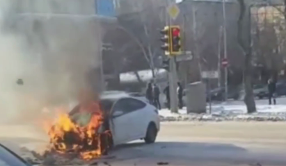 В Астане машина загорелась после ДТП - видео