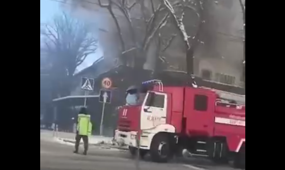 В центре Алматы загорелся дом