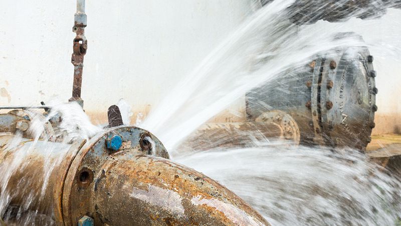 В Алматы из-за прорыва водопровода затопило несколько улиц