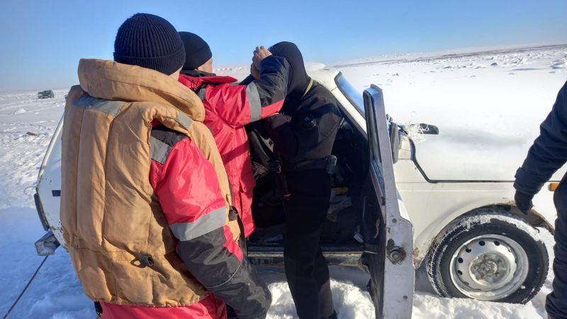 На озере Алаколь нашли тело утонувшего вместе с машиной водителя