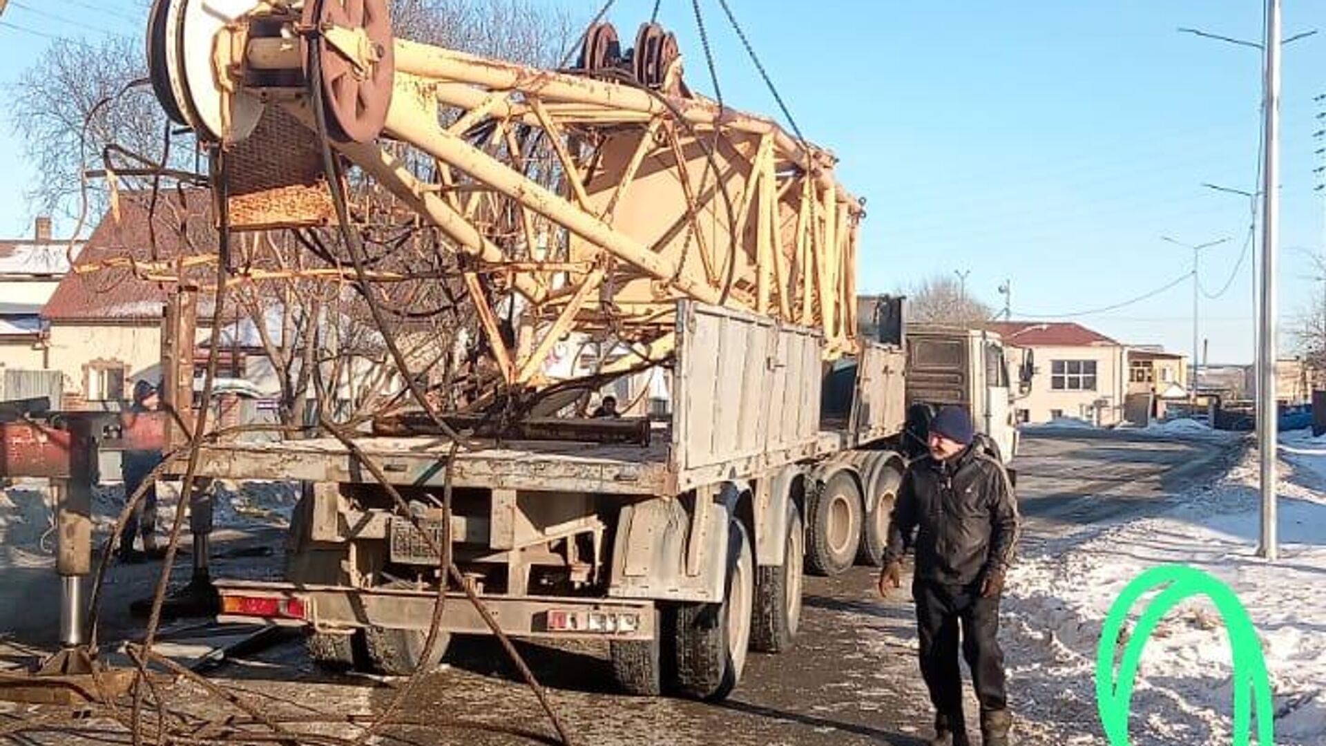 Строительный кран упал на внедорожник в Кокшетау