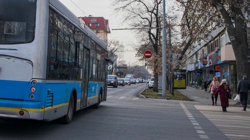 В Алматы насмерть сбили водителя троллейбуса