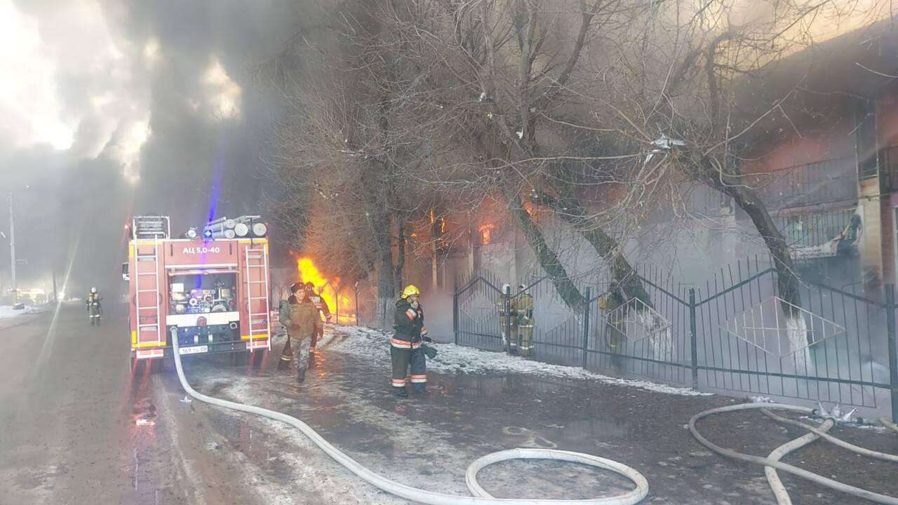 В Таразе произошёл крупный пожар на рынке Аксай