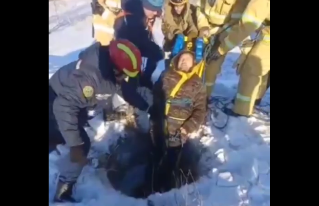 Спасатели вызволили мужчину из колодца возле Астаны - видео