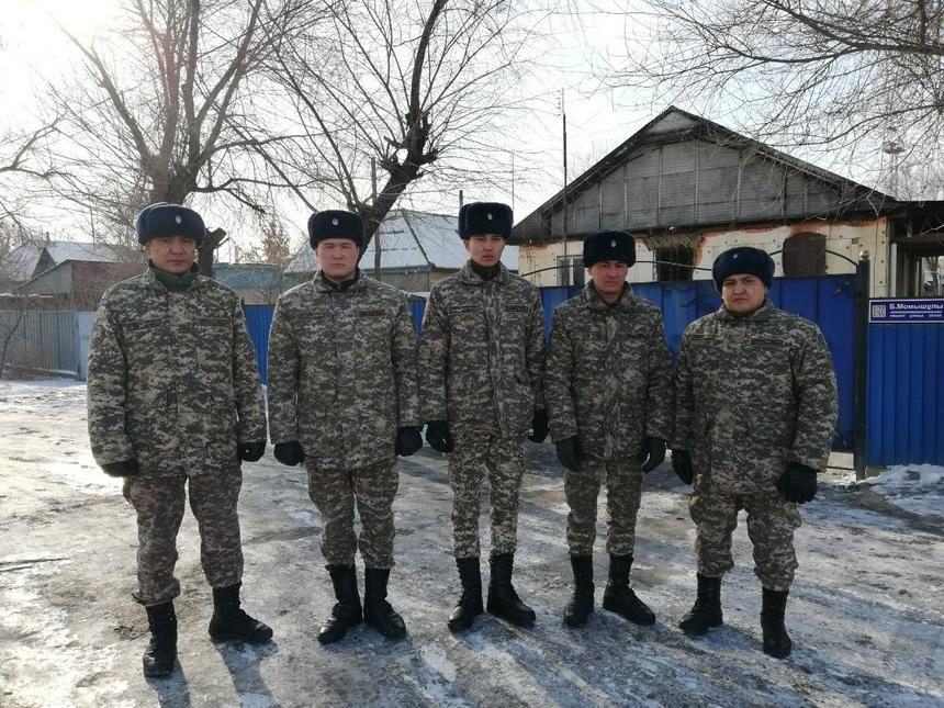 В Уштобе военнослужащие вытащили из горящего дома женщину с двумя детьми и пожилых супругов