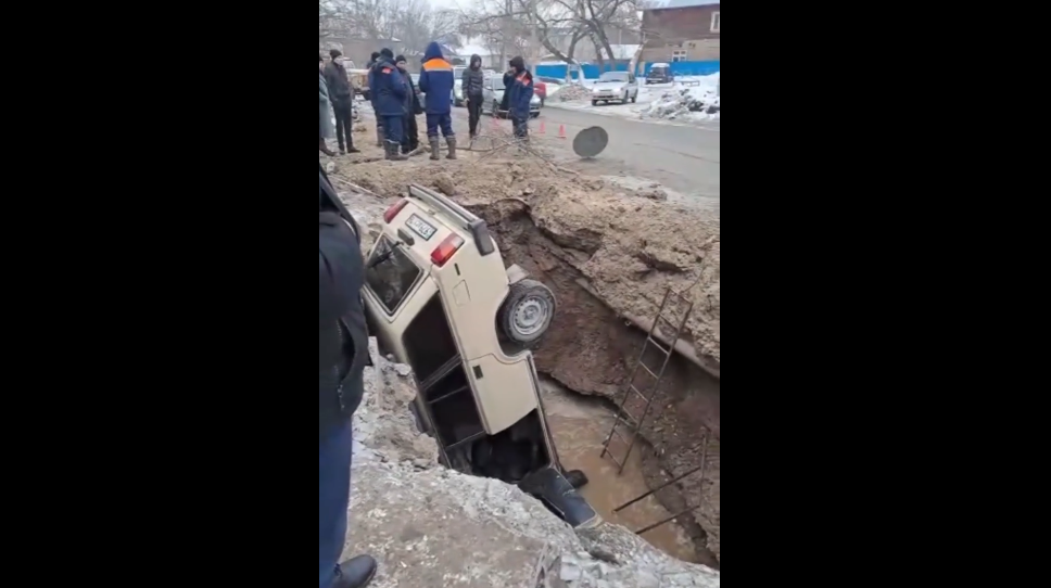 В Семее автомобиль упал в яму, где ремонтировали водопровод