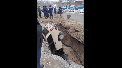 В полиции прокомментировали происшествие с машиной, провалившейся в яму в Семее