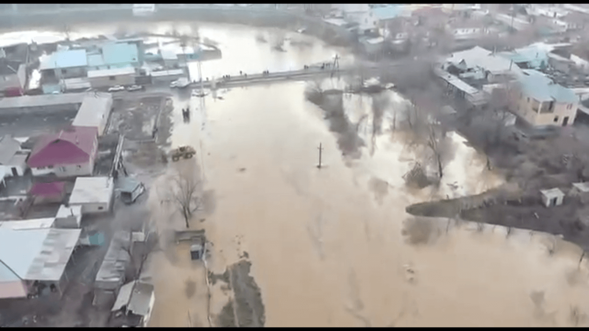 Аким спас женщину и ребенка, которых едва не унесло потоком воды