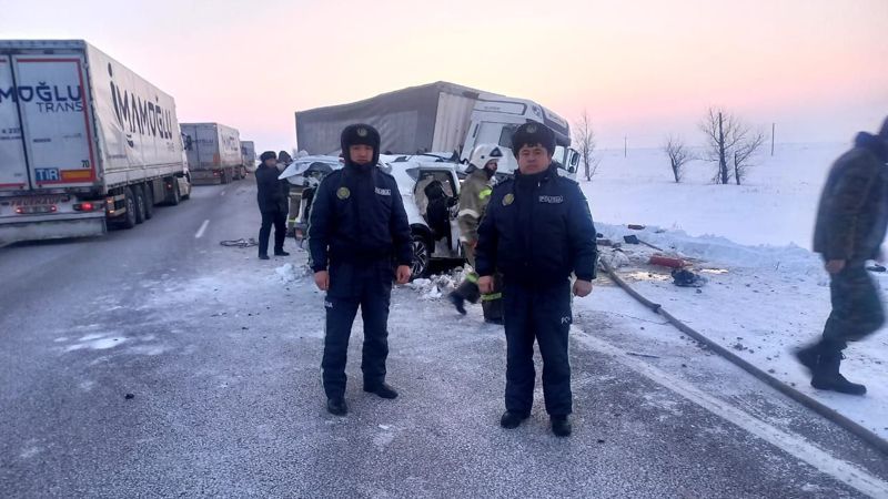 Женщина с двумя детьми погибли в результате лобового столкновения с большегрузом в Костанайской области