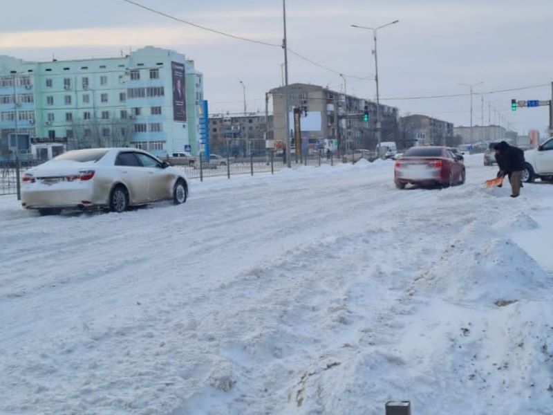 Как Атырау переживает снегопад