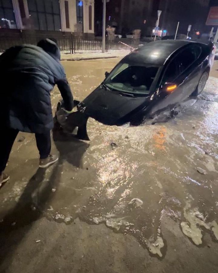 В Караганде автомобиль ушел "под землю"