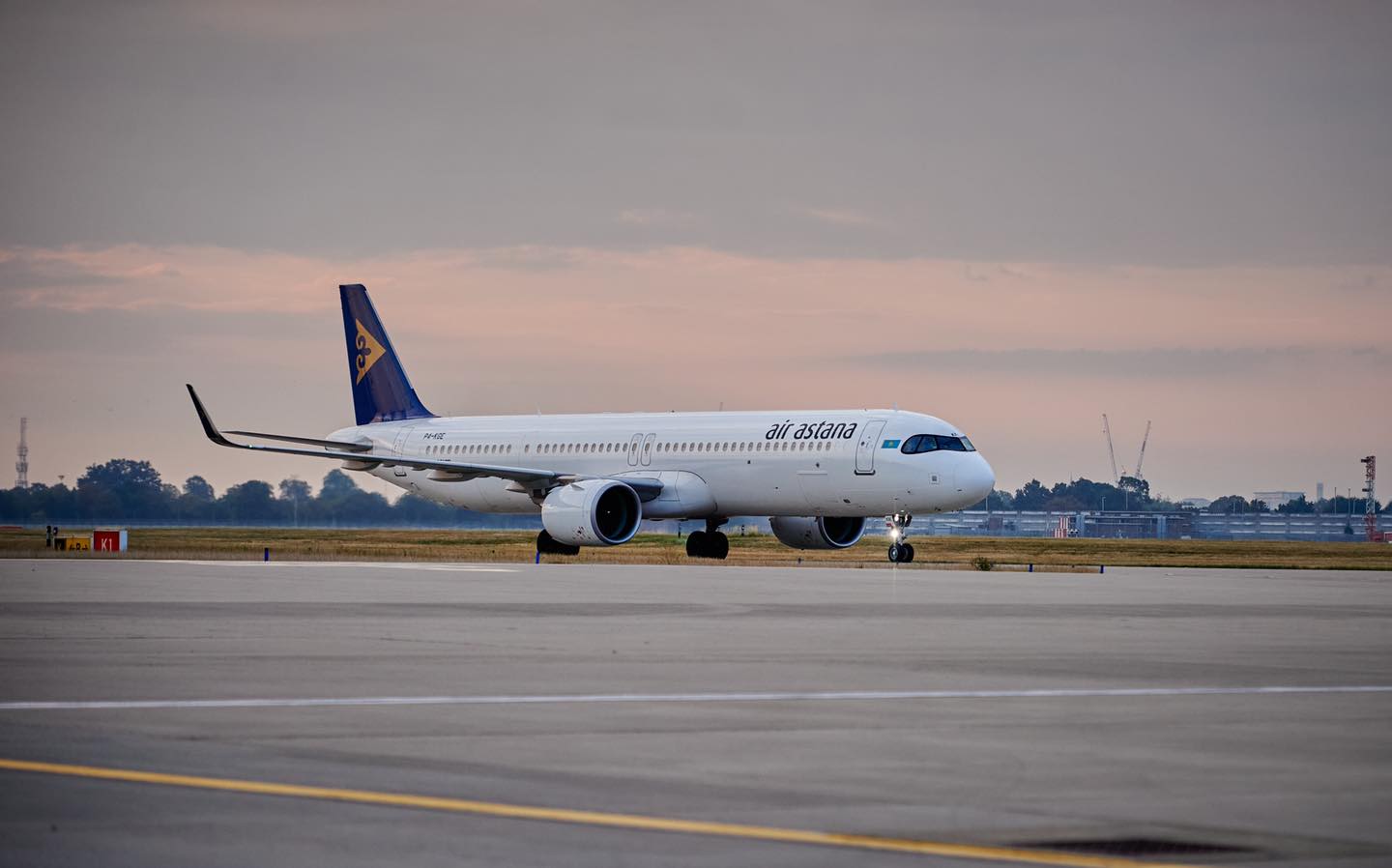 Air Astana обвинила мужчину в пьянстве и не пустила на борт: авиакомпанию оштрафовали в суде