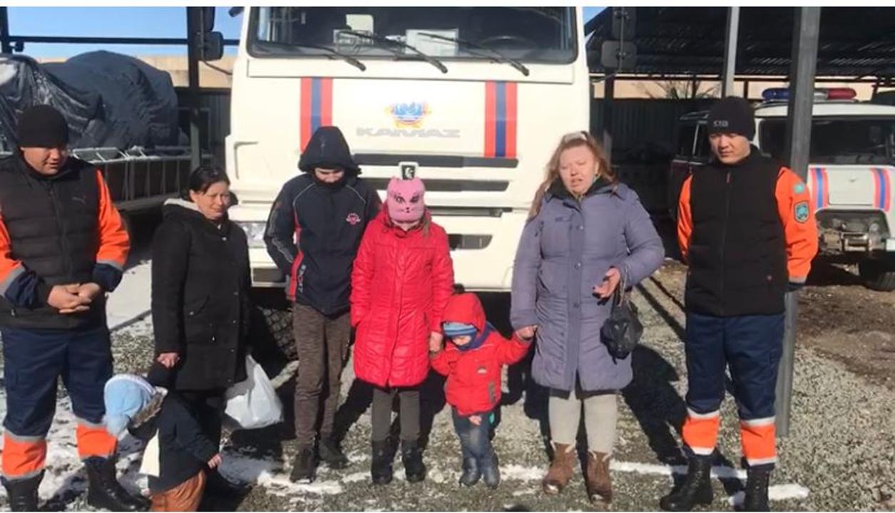 Таксист бросил женщин с четырьмя детьми на перевале в Алматинской области