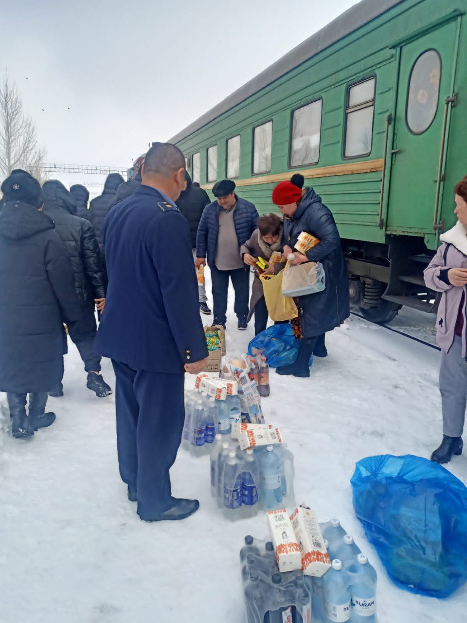 Пассажирам сошедшего с рельсов поезда привозят еду