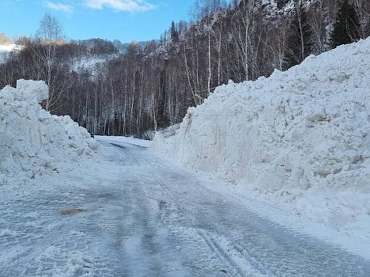 В ВКО на дорогу сошла лавина