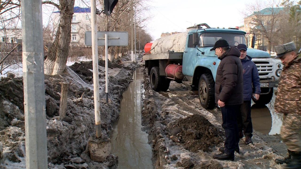 В Актобе из арыков откачали 17 тысяч кубометров талой воды