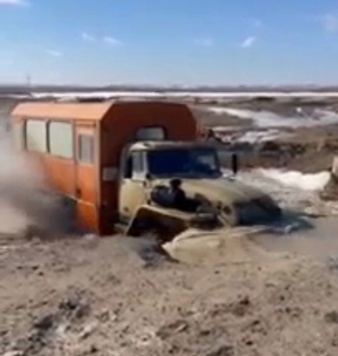 В Актюбинской области потоком воды чуть не унесло грузовик