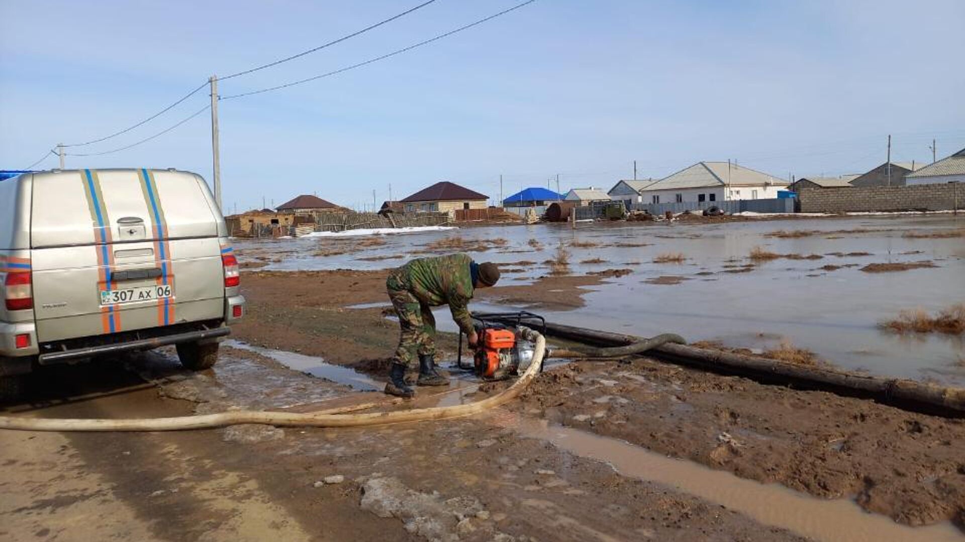 Дворы и улицы затопило талыми водами на западе Казахстана