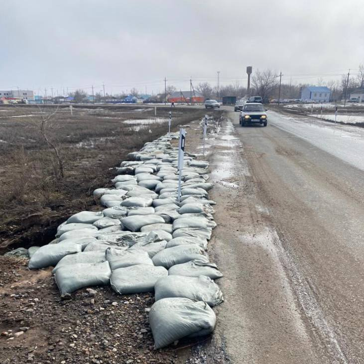 Ночью в Казахстане подтопило семь участков республиканских трасс