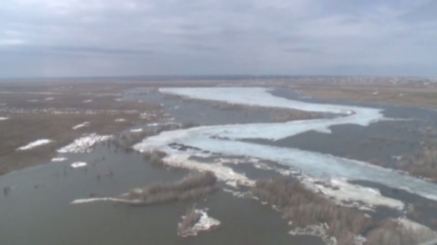 В Актюбинской области для пропуска талой воды вскрыли участок дороги 