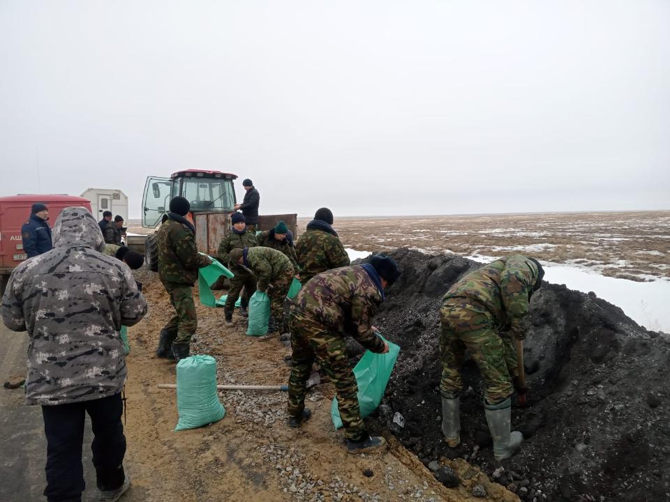 Ребенок неделю не выходит из дома: дачников затопило в Уральске