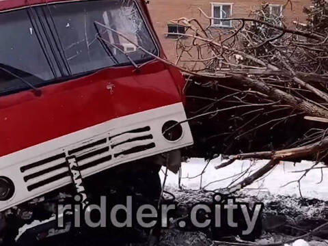 КамАЗ из-за гололеда слетел с горы прямо на детскую площадку в Риддере