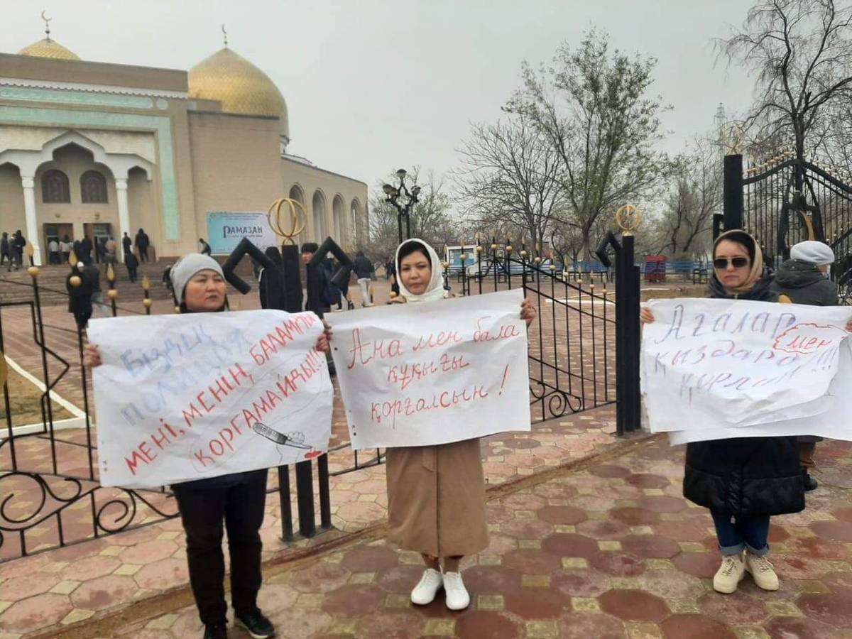 В Актау общественники провели пикет против бытового насилия в стране