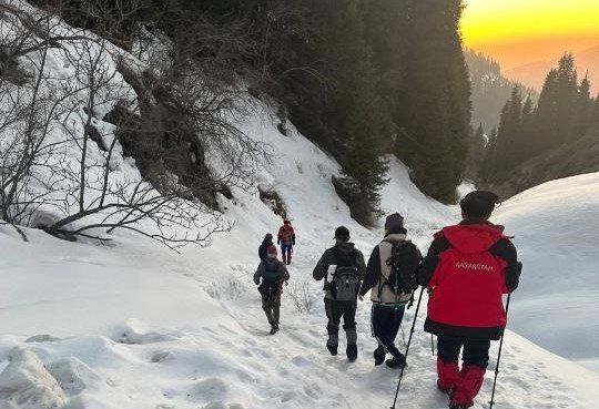 Туристы попали под лавину в горах Алматы