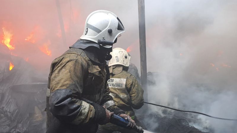 Склад с автомобильными шинами горел в Алматинской области