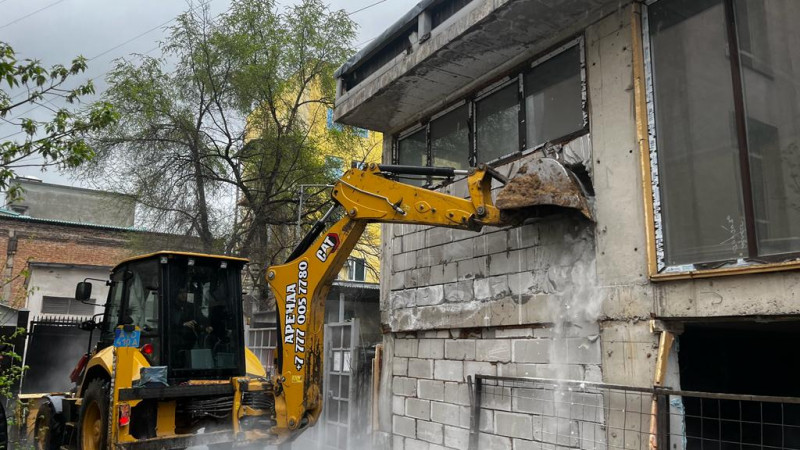 В центре Алматы снесли незаконно построенную пристройку