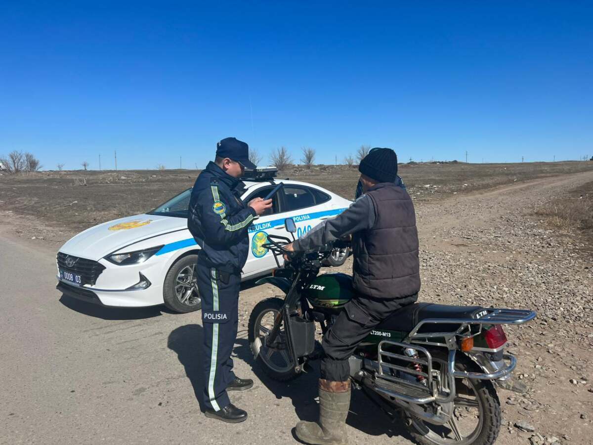 В Акмолинской области полицейские задержали пьяного мотоциклиста без прав