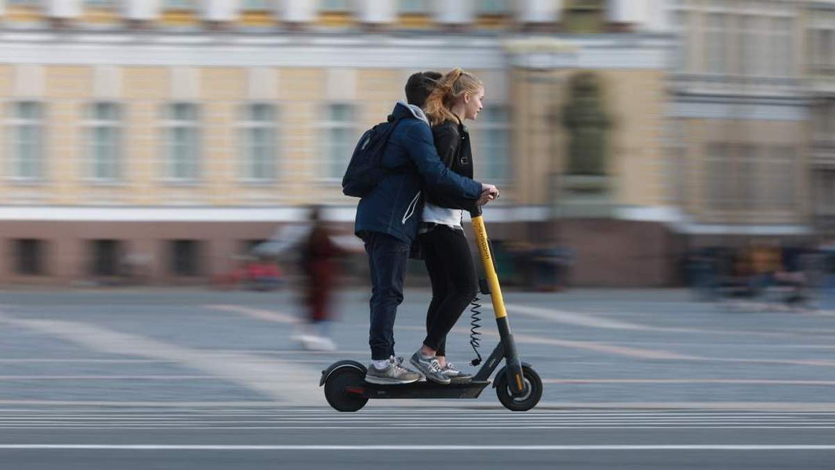 В Казахстане водителей электросамокатов обяжут иметь права и носить шлемы