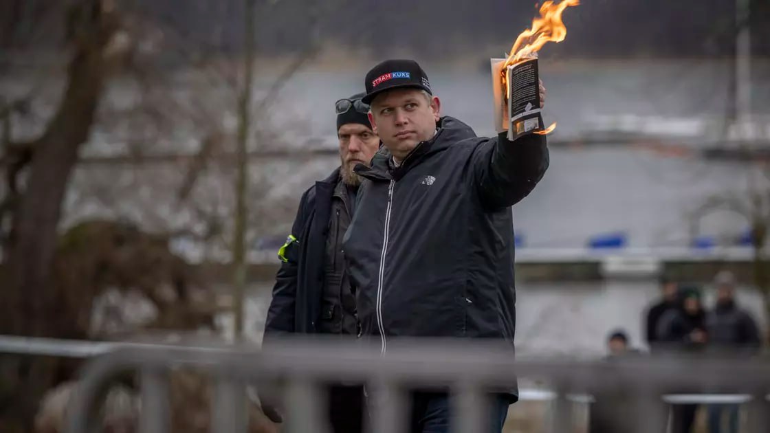 Устроившего акцию с сожжением Корана политика заочно арестовали в Швеции