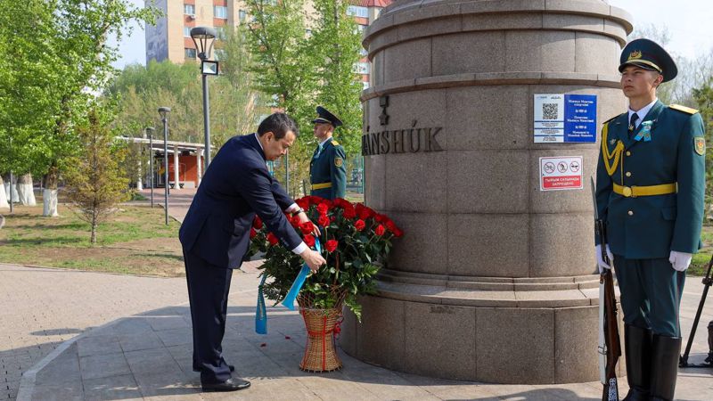 Алихан Смаилов возложил цветы к памятнику Герою Советского Союза Маншук Маметовой