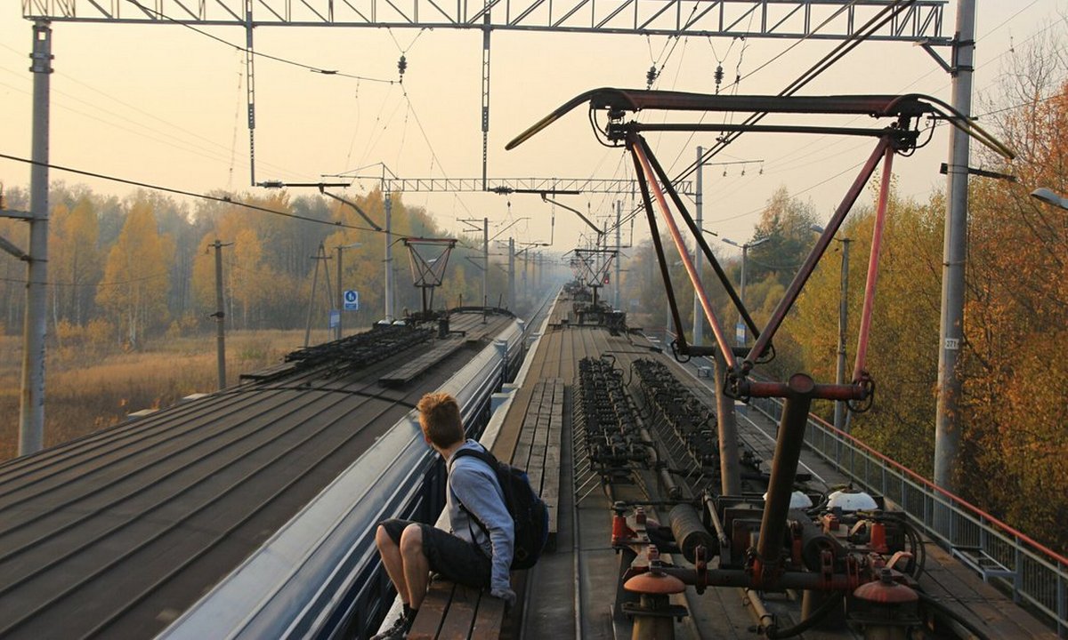 В Карагандинской области 15-летнего мальчика ударило током на крыше вагона