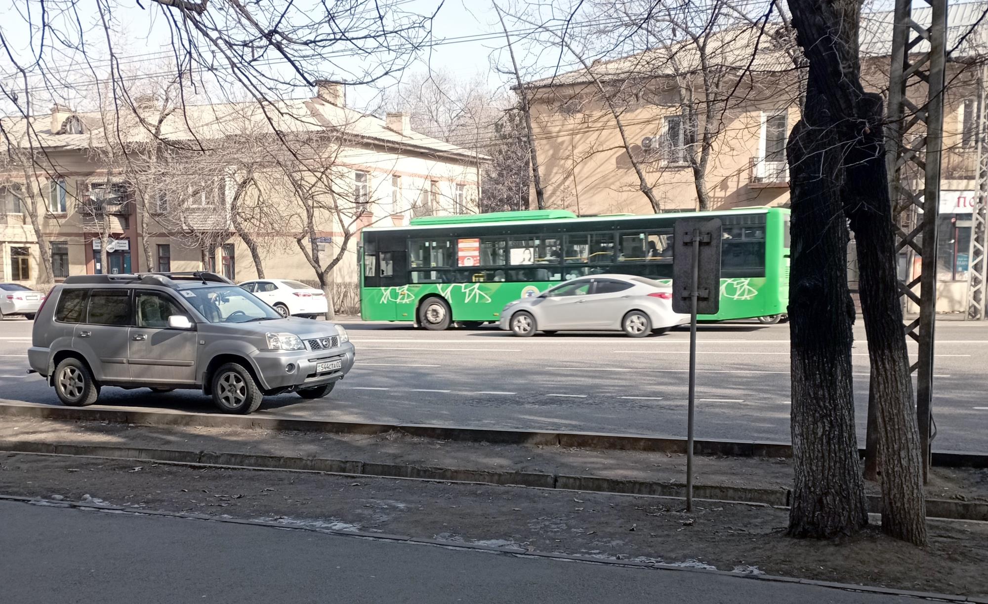 Алматинские пассажиры "пострадали" из-за самокатчиков и мопедистов