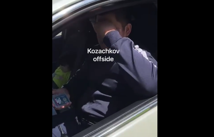 В Казнет попало видео, на котором мужчина избежал наказания, показав служебное удостоверение