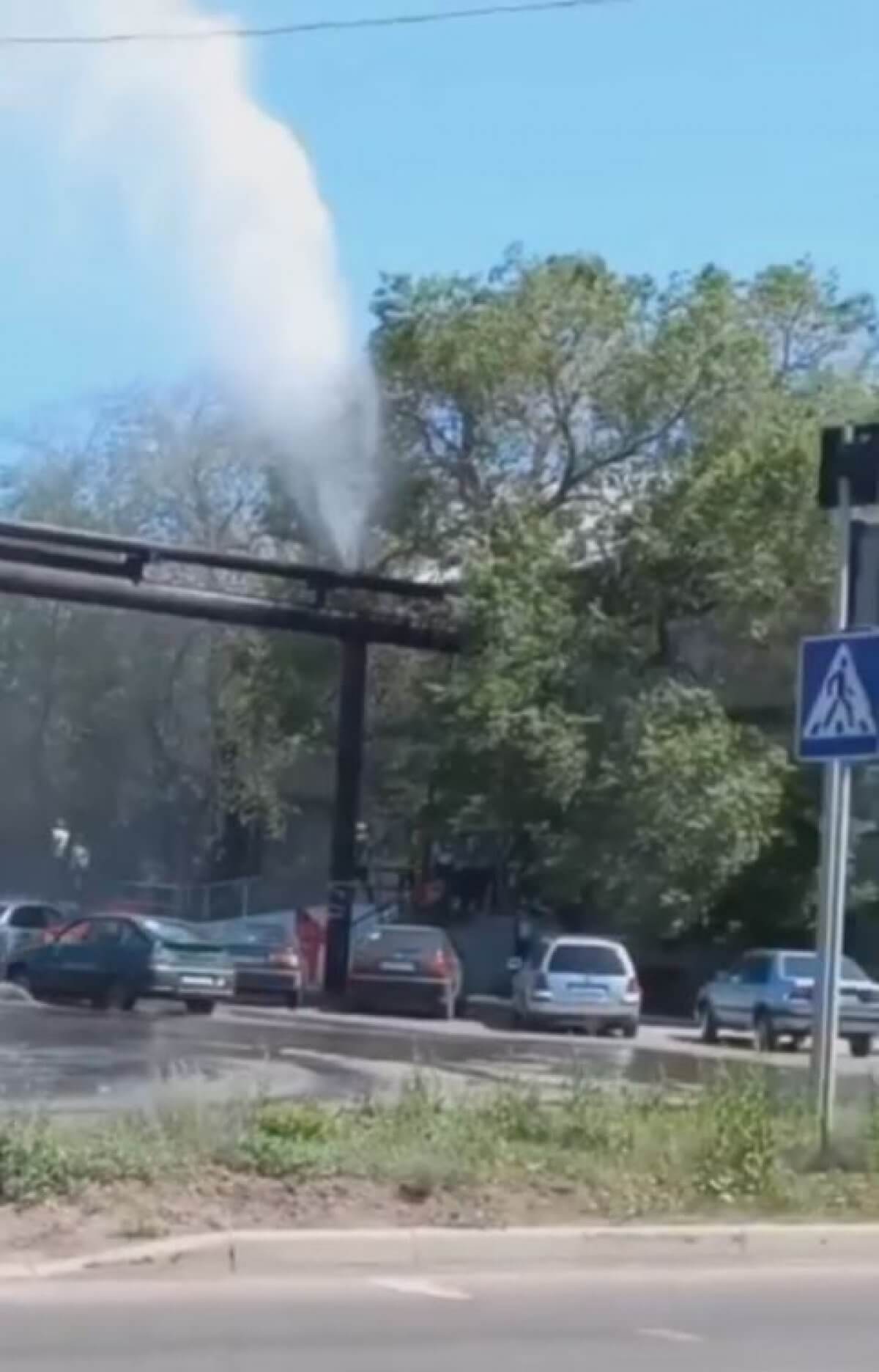 В Караганде из-за прорыва водопровода на улице образовался фонтан