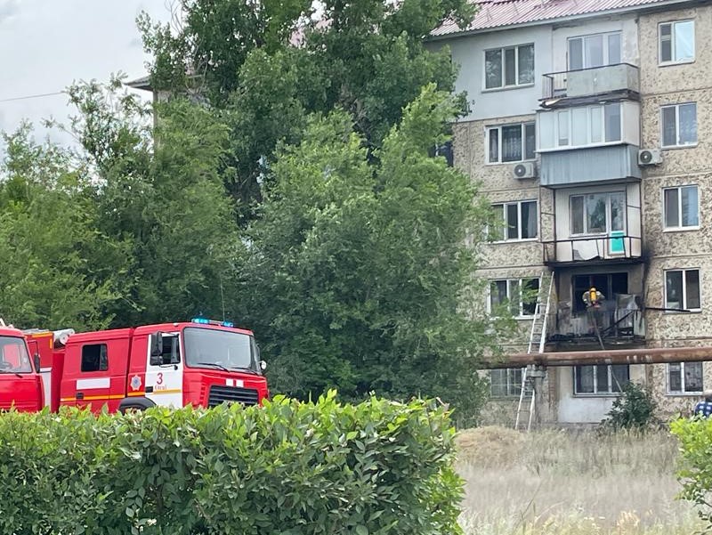 В многоэтажном доме в Уральске горит балкон