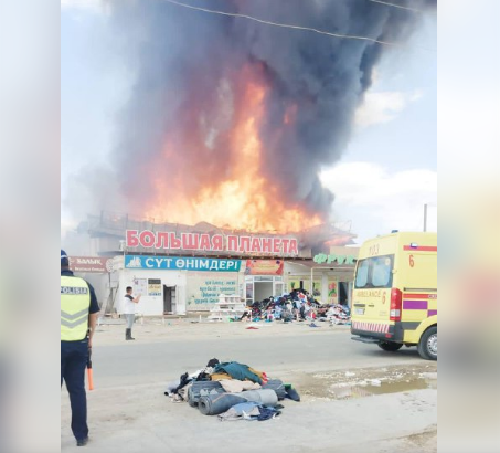 В Атырау произошел крупный пожар на рынке