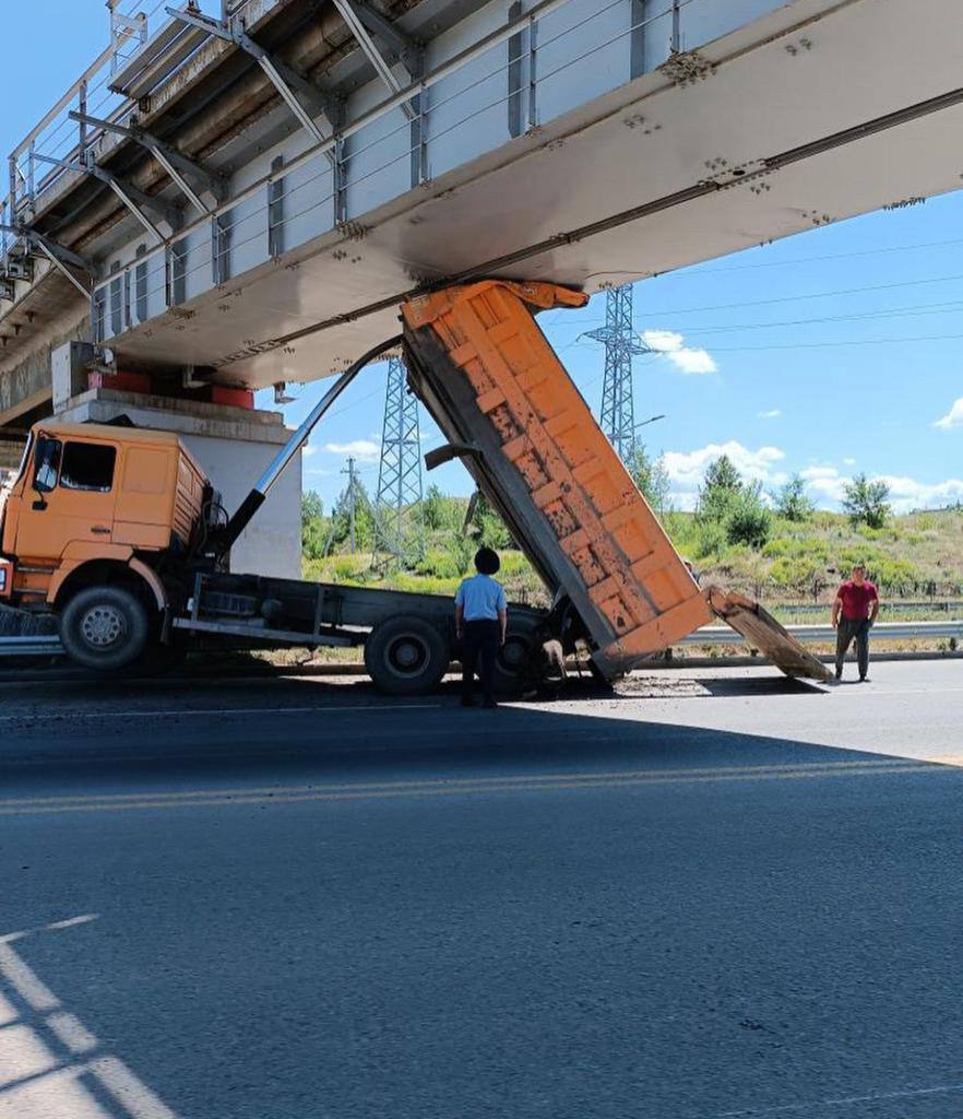 Грузовик ехал с поднятым кузовом и врезался в мост в ВКО