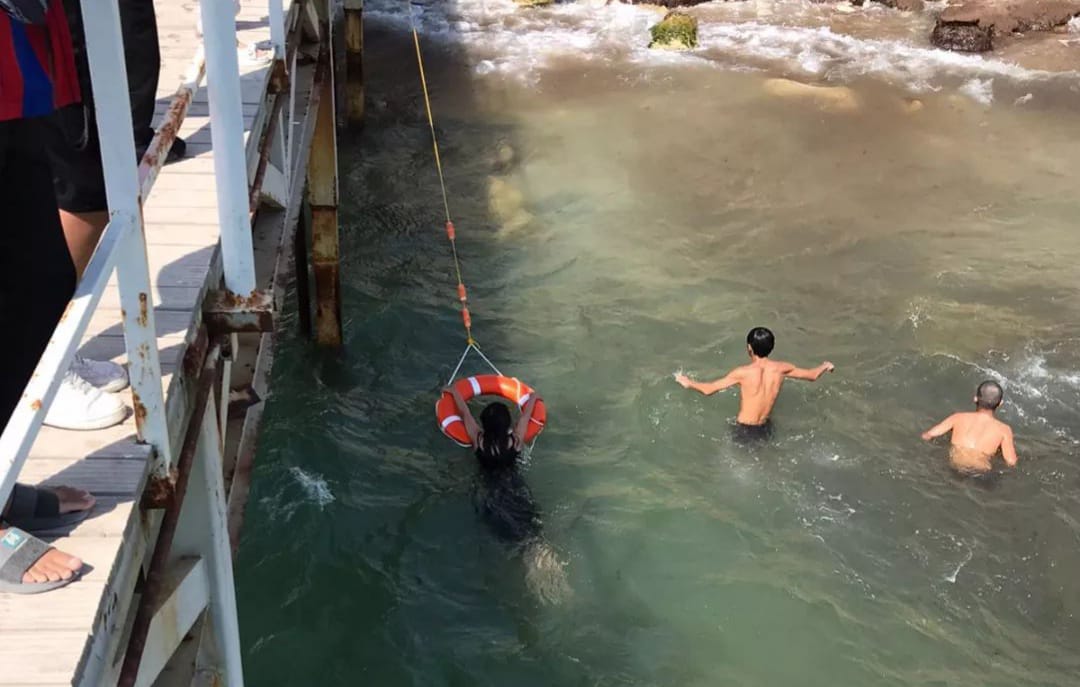 В Актау спасатели вытащили из воды троих тонущих людей