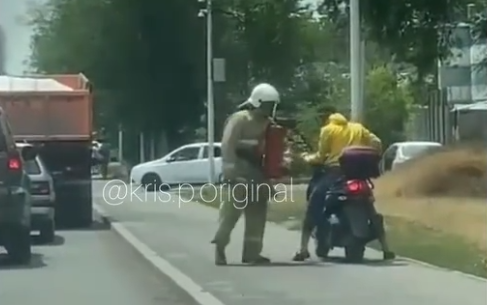 Мопедист подвез пожарного к месту возгорания в Алматы - видео