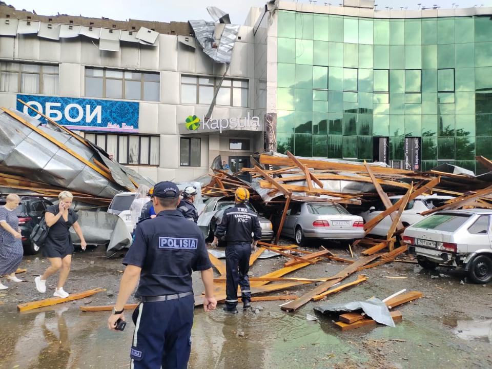 Тринадцать автомобилей повреждено после обвала кровли торгового дома в Павлодаре